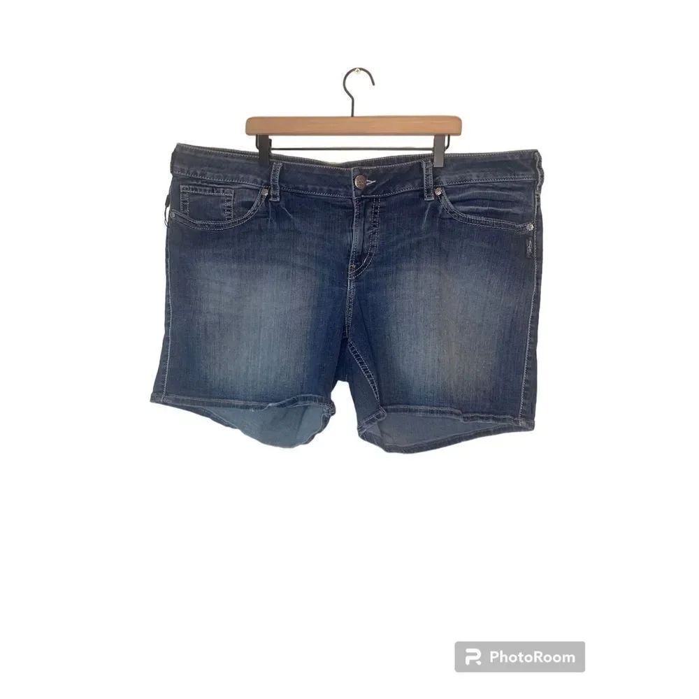 Silver Jeans Suki Women's Dark Wash Blue Denim Mid Shorts Size 24